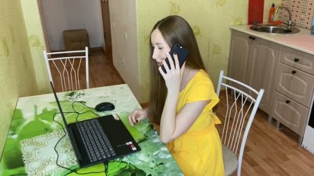 Красотка очень благодарна молодому мастеру